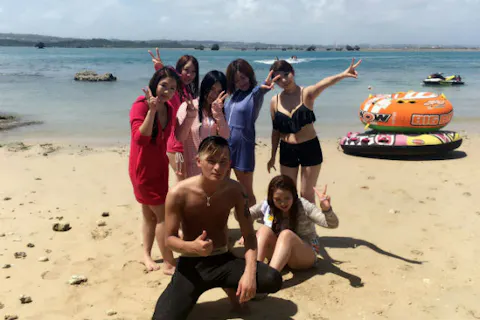 【沖縄・恩納村・パラセーリング】パラセーリングで大空を優雅にお散歩！遊具＆ウェイクボード遊び放題プラン