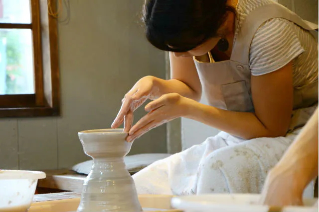 【鎌倉・陶芸体験】気分は憧れの陶芸作家。電動ロクロにチャレンジ！｜アソビュー！