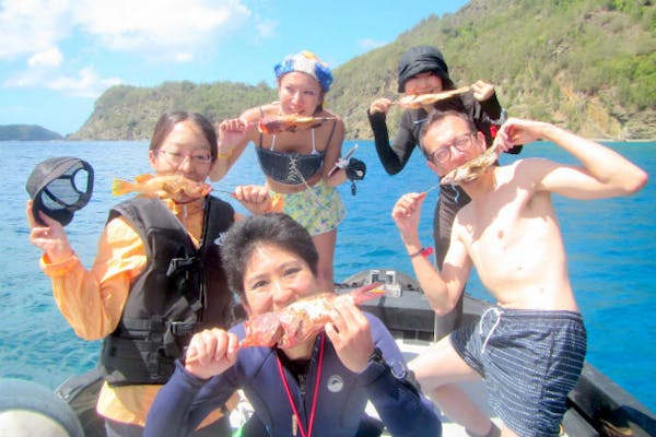 小笠原・素潜り】「泳ぎ釣り」＆「とったどー！」体験！獲物を船上BBQで味わおう！｜アソビュー！