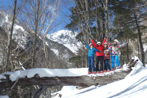 【栃木・日光市・スノーシュー】雪のすべり台や動物の足跡追跡も楽しめる！のんびりトレッキング