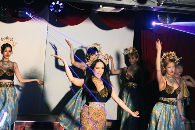 【福岡・中州・ショーレストラン】23:00開始！飲み放題プレミアムプラン 笑いと感動のニューハーフショー！個性豊かなダンサーが熱演！