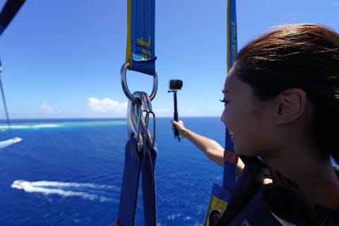 【那覇発 GoPro無料レンタル付き】☆新型ボートで行く安心・安全・清潔☆ 絶景パラセーリング