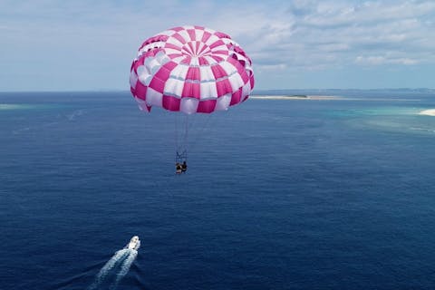 【沖縄・那覇市・パラセーリング】那覇空港から10分！パラセーリングで空を飛ぼう（ロープの長さ200m）