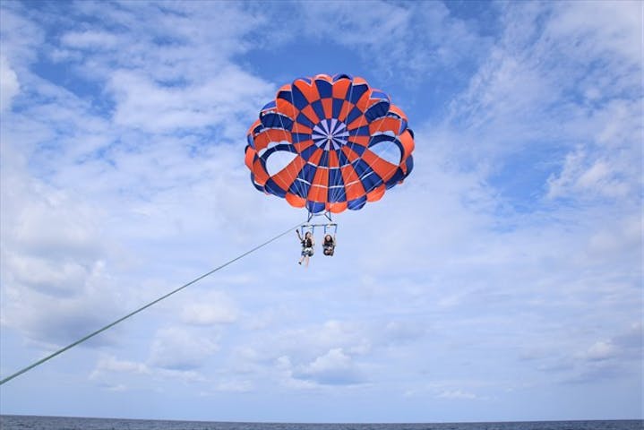 沖縄 那覇市 パラセーリング 那覇空港から10分 パラセーリングで空を飛ぼう ロープの長さ0m アソビュー