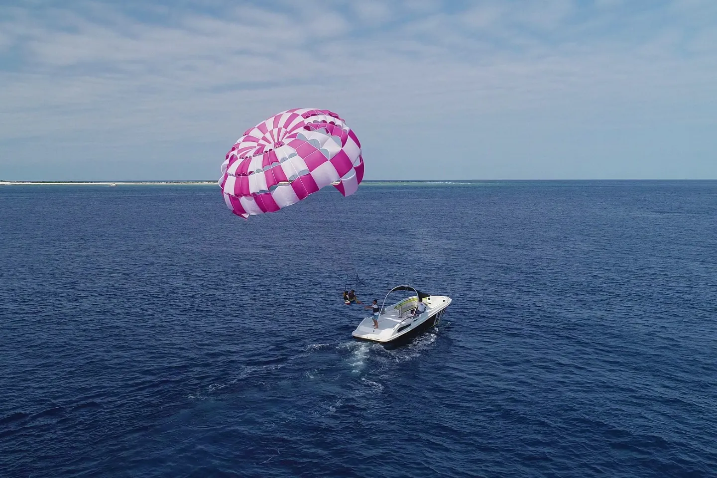 沖縄 那覇市 パラセーリング たっぷり長時間飛べる ロングコース ロープの長さ0m アソビュー