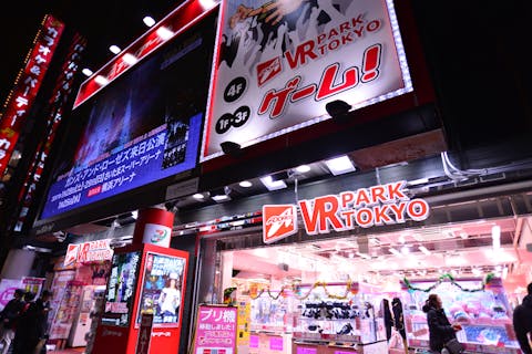東京 渋谷 Vr体験 近未来のゲームセンターで遊ぼう Vr体験 110分遊び放題 アソビュー