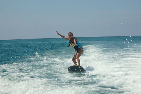 【沖縄・宜野湾市・ウェイクボード】爽快感がたまらない！ウエイクボート満喫プラン