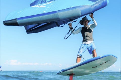 【神奈川・横須賀市・津久井浜】海の上を飛ぶ感覚！ウイングフォイル体験