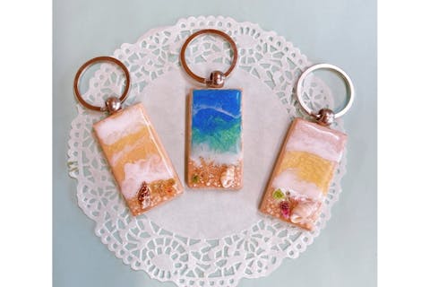 【沖縄・宮古島・雑貨作り体験】気軽に自分だけの海が作れる！UVレジンを使った海キーホルダー作り体験。