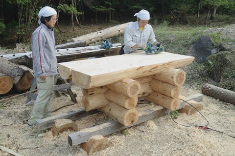 チェーンソー初心者歓迎！ガーデンテーブルベンチ作り
