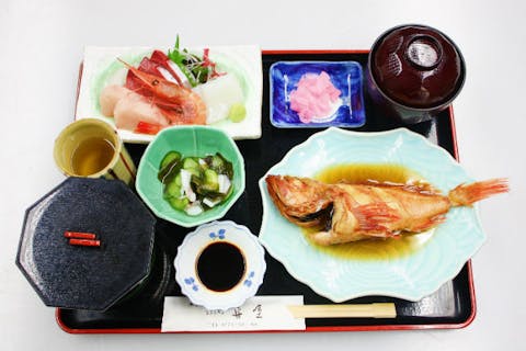 【京都駅発・伊根町・ガイドツアー】伊根ライナー・スペシャルパック（昼食・「レストラン舟屋」刺身煮魚定食）