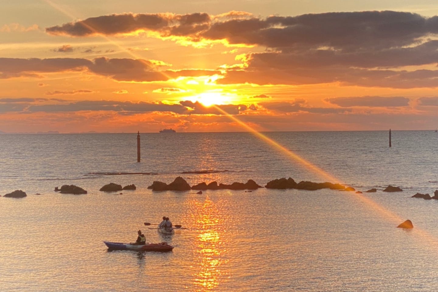 【沖縄・嘉手納・カヤック】秋冬のきらめく夕日を巡るサンセットカヤック★《当日予約OK・2歳〜可》