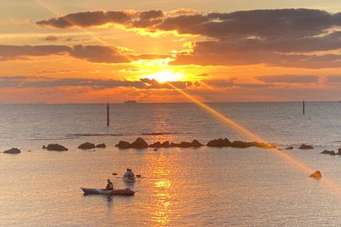 【沖縄・嘉手納・カヤック】秋冬のきらめく夕日を巡るサンセットカヤック★《当日予約OK・2歳〜可》