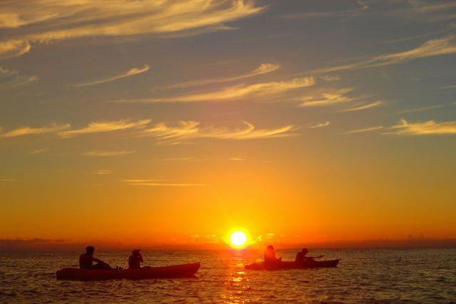【沖縄・嘉手納・カヤック】秋冬の絶景サンセットを仲間と共有！4名以上でお得なグループ割《当日予約OK・2歳～参加可》
