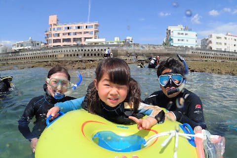 【沖縄・シュノーケリング】オプション料金一切なし！餌付けも写真も全部コミコミ！サンゴの上を水中遊泳！サンゴとたくさんのお魚に出会えるシュノーケリングツアー