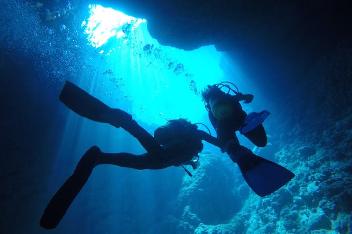 沖縄 青の洞窟 体験ダイビング 満足度 5 完全貸切 Gopro高画質写真動画無料すぐ携帯転送 サンダルレンタルと餌付け無料 アソビュー