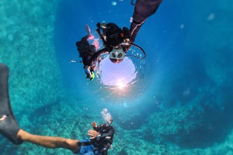 【沖縄・青の洞窟・アソビュー限定特別プラン】ボートorビーチを選んでその日一番美しい海へプライベート体験ダイビング！フルフェイスマスク選択無料・insta360無料レンタル