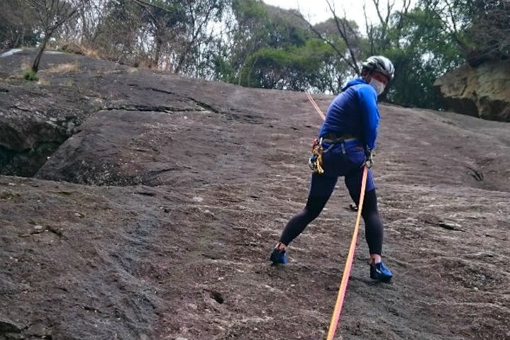 神奈川 厚木市 ロッククライミング じっくり1日講習 厚木 広沢寺で50メートルの岩場に挑戦しよう アソビュー