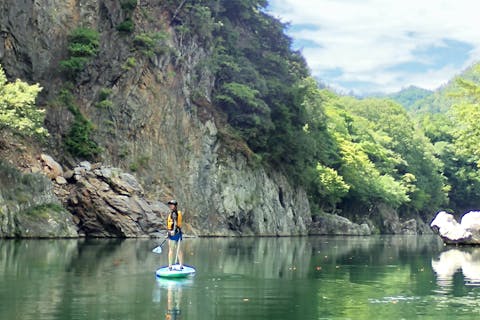 【岐阜・川辺・SUP】岐阜のグランドキャニオンで滝や断崖絶壁を水上展望！峡谷SUPクルーズ（1日）