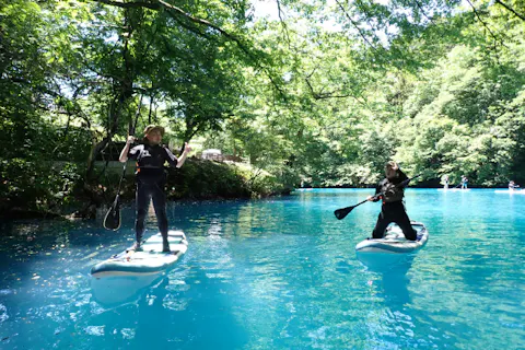【群馬・四万湖・SUP】湖畔の森と四万ブルーの美しい景色に癒される、のんびりツアー（初心者OK！）