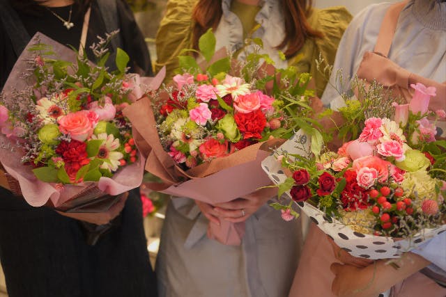 【名古屋・フラワーアレンジメント】フレッシュな季節の花に癒やされる！花束制作体験