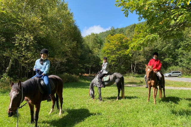 【長野・乗馬体験】森の空気に包まれながら。浅間山で乗馬体験（外乗付き）