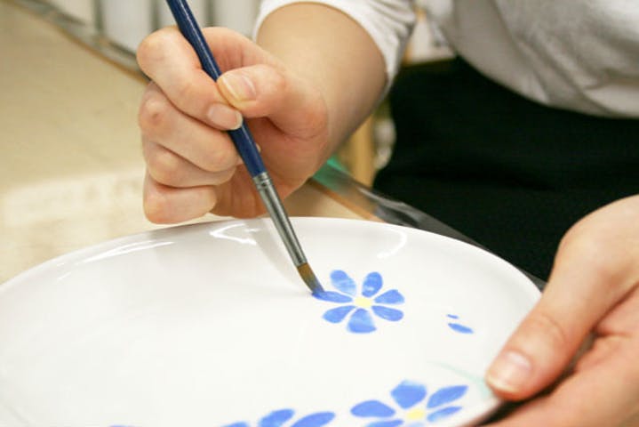 石川 陶芸体験 九谷焼をカラフルにデザイン 絵付け体験 カップ 湯のみ お皿など アソビュー