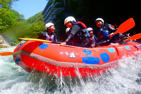 【群馬/みなかみ/半日ラフティング3時間/ツアー写真無料/学割あり】水しぶきを浴びる喜び、共に乗り越える挑戦。冒険の舵を取れ！