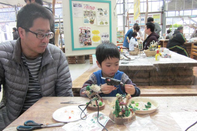 【静岡・木工教室・どんぐりジオラマ制作教室】「シーソーで遊ぶウサギとクマ」を親子で作ろう