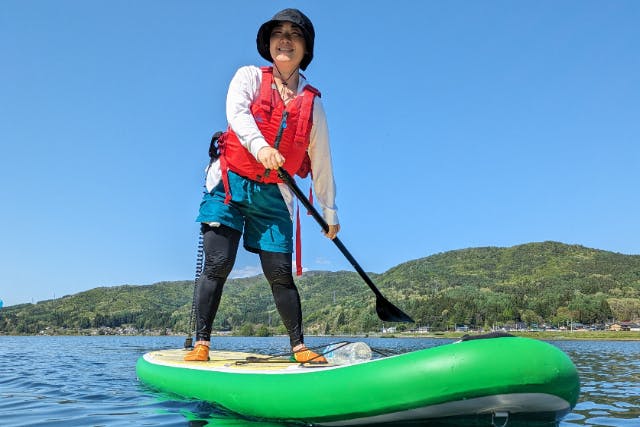 シロウマアウトドアカンパニー (大町市 SUP（サップ）)の「【長野・森の湖でSUP】写真＆ガイドつきで安心♪空いてる朝or夕方に優雅なSUPツアー｜8:30～/15:40～」の画像