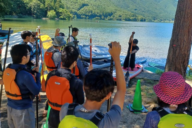 シロウマアウトドアカンパニー (大町市 SUP（サップ）)の「【長野・森の湖SUPレンタル】丁寧な初心者講習つきでカップルやグループにもおすすめ！木崎湖で気軽にクルージング♪（10:30～/13:10～）」の画像