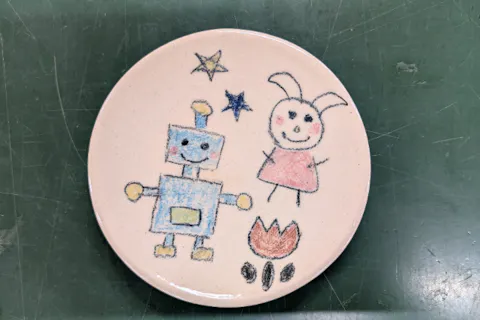 【島根・松江市・陶芸体験】陶芸用パステルで白い陶器にお絵かき！絵付け体験（コップorお皿）