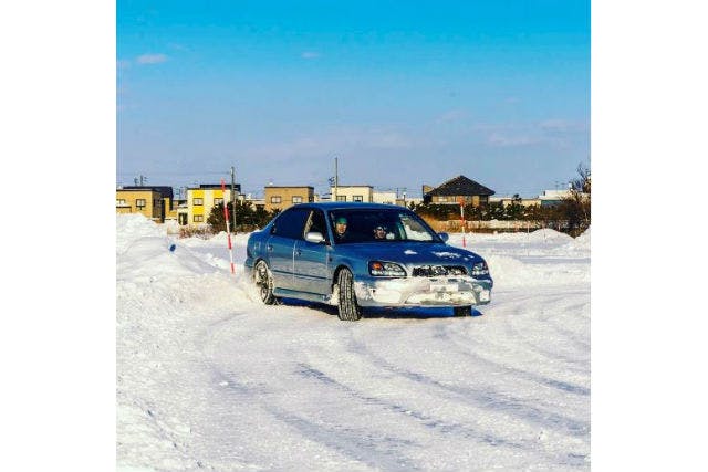 北海道 札幌市 レンタルカート 雪しぶきが舞い上がる 雪上ドリフトを体験 アソビュー