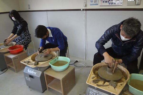 三重・伊賀市・電動ろくろ】 電動ロクロ 伊賀焼フリーカップ・湯呑・茶碗・皿等の中から2個｜アソビュー！