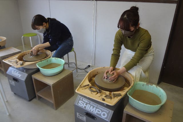 三重・伊賀市・電動ろくろ】 電動ロクロ 伊賀焼フリーカップ・湯呑・茶碗・皿等の中から2個｜アソビュー！