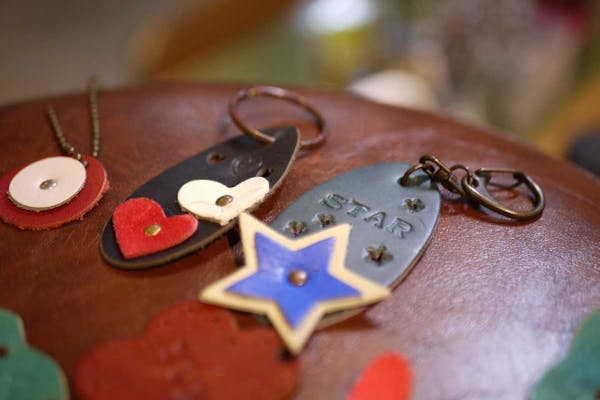 愛知・名古屋】お子様にも大人気!革のキーホルダー|アソビュー! 愛知・名古屋】お子様にも大人気!革のキーホルダー|アソビュー!