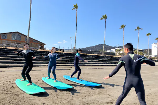 宮崎市】青島海岸でサーフィン体験（レンタル込み・120分）｜アソビュー！