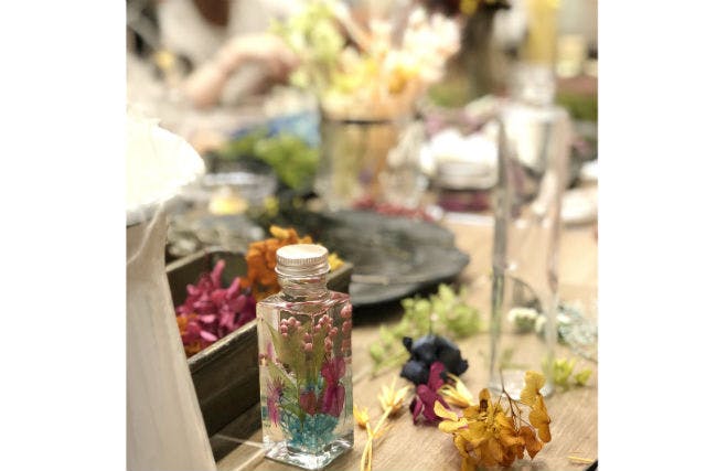 ハーバリウム作ります。 大阪市】2本製作！気軽に楽しめるハーバリウム体験（花材制限