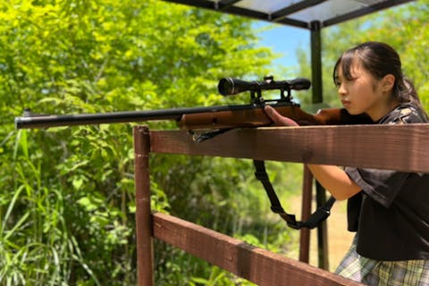 【埼玉・秩父・射撃体験】スナイパー気分で森を駆ける！ビームライフルシューティング