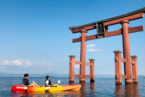 琵琶湖 カヌー 青い湖上のパワースポット 白髭神社の湖中鳥居をカヌーで参拝しよう アソビュー