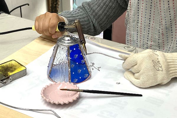 大阪・ステンドグラス体験】可愛らしいガラス雑貨を手作り！小花のミニ