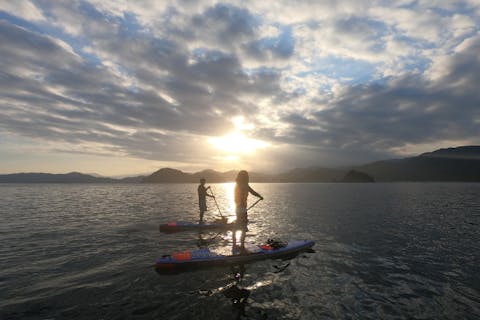 【三重・紀北町・サンセットSUPツアー】夕日の中で海上散歩を楽しもう！無人島や秘境ビーチでティータイム・焼きマシュマロ付き（2時間）
