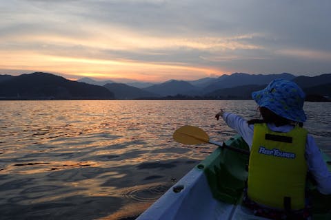 【三重・紀北町・サンセットカヤックツアー】幻想的な夕暮れを堪能しよう！無人島や秘境ビーチでティータイム・焼きマシュマロ付き（2時間）
