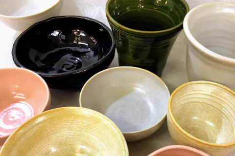 【東京・新宿・手びねり】新宿三丁目駅から徒歩約5分！器作り！陶芸手びねり体験　＊　粘土代焼成代含む　＊　おひとり様・カップルのご参加OK！！女性に人気