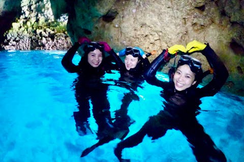 グループ割引あり！【沖縄・青の洞窟・シュノーケル】青の洞窟と熱帯魚の餌付け満喫！大人気GoPro写真＆動画無料！口コミ＆写真高評価！