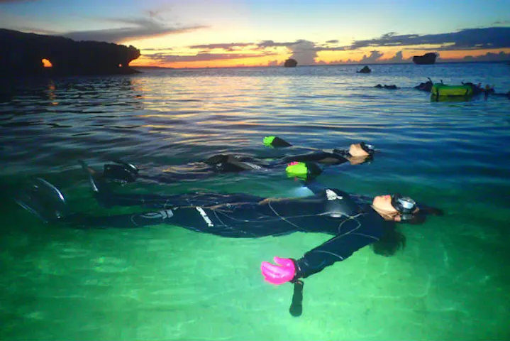 沖縄 星空 夜光虫ナイトシュノーケル 青の洞窟貸切ですよ 写真 動画無料 沖縄人ガイド アソビュー
