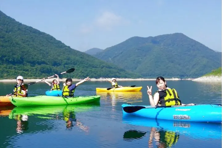 福島市 カヤック ダム湖でカヤック 福島飯坂icより車で30分 水源保護エリアの美しい湖面 初心者歓迎 アソビュー