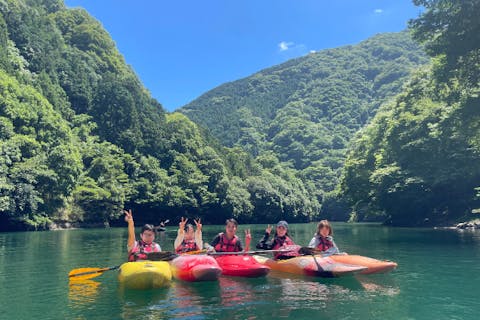 東京・奥多摩】エメラルドグリーンの湖！白丸湖でカヤック（写真撮影付）BBQオプションあり！｜アソビュー！