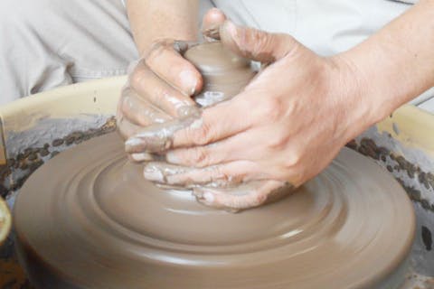 【埼玉・熊谷市・陶芸体験】陶芸家が指導します。電動ろくろ体験（お茶碗・湯のみなど・3個作成/1点焼成） 昭和レトロの古民家工房
