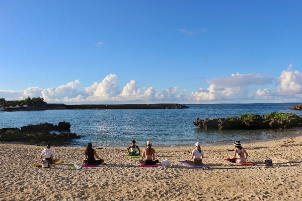 沖縄・宮古・YOGA】期間限定！サンライズ／サンセットビーチYOGA｜アソビュー！